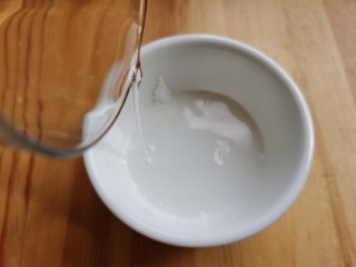 5、紫菜虾皮汤,小碗里放入1—2勺淀粉,加水混合成水淀粉备用。