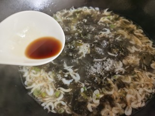 11、紫菜虾皮汤,加入一点生抽。