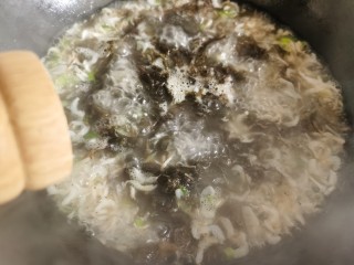 10、紫菜虾皮汤,加入少许的胡椒粉。