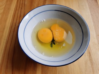 13、紫菜虾皮汤,碗中打入两颗鸡蛋,用筷子打散搅匀。