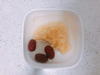 3、紫薯银耳粥,银耳提前一小时泡发。