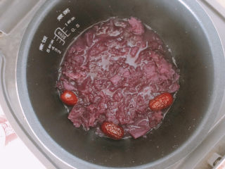 12、紫薯银耳粥,炖煮2小时以上直到银耳出胶。