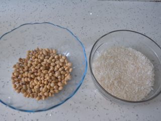 1、#食二星座#原味豆浆粥,用手抓1把黄豆、3把米