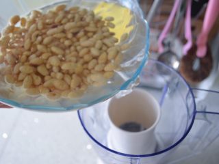 4、#食二星座#原味豆浆粥,将清水和黄豆倒入料理机。