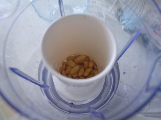 5、#食二星座#原味豆浆粥,最好是豆、水分开，这样可以免去过滤豆渣这一步，直接倒出来就是豆浆。