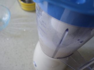 7、#食二星座#原味豆浆粥,这是第一个600毫升水打好的豆浆，大家根据喜好确定用水量，豆浆可以打的浓一点也可以清一点。