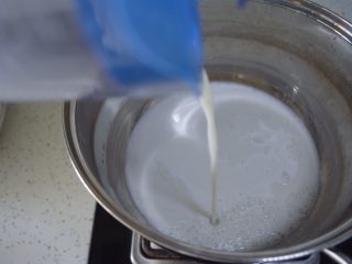 8、#食二星座#原味豆浆粥,将打好的豆浆倒进锅里。