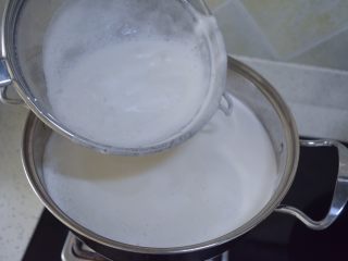 9、#食二星座#原味豆浆粥,将豆浆表面的泡沫过滤一下。