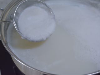 11、#食二星座#原味豆浆粥,豆浆烧开后再次过滤表面泡沫。