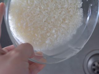 12、#食二星座#原味豆浆粥,把米洗干净。