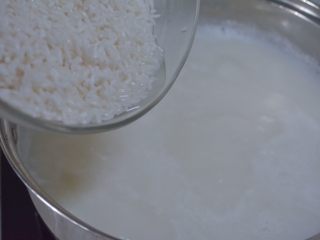 13、#食二星座#原味豆浆粥,把洗好的米倒入煮开后过滤掉泡沫的豆浆里。