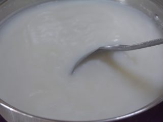 14、#食二星座#原味豆浆粥,大米倒入锅里之后记得搅拌一下。