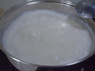 15、#食二星座#原味豆浆粥,中大火煮粥，中途记得搅拌两次。