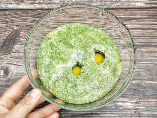 3、芹菜叶鸡蛋软饼,打入鸡蛋打匀