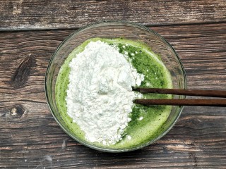 5、芹菜叶鸡蛋软饼,加入面粉拌匀
