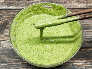 6、芹菜叶鸡蛋软饼,拌好的面糊呈酸奶状