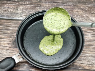 8、芹菜叶鸡蛋软饼,平底锅抹油，倒入一勺拌匀的面糊