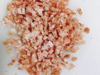3、皮蛋瘦肉粥,切肉末