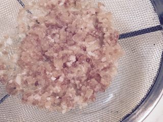 4、皮蛋瘦肉粥,焯水