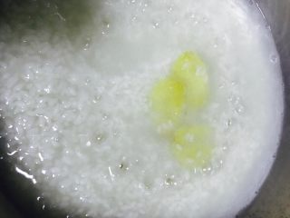 6、皮蛋瘦肉粥,姜片放入锅中