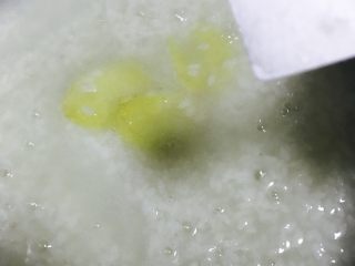 7、皮蛋瘦肉粥,放盐