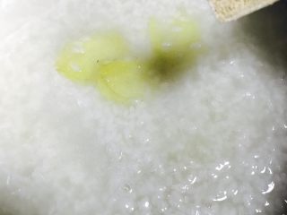 8、皮蛋瘦肉粥,放胡椒粉