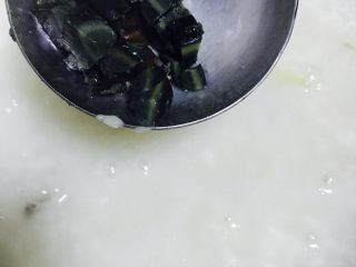 10、皮蛋瘦肉粥,放皮蛋