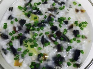 12、皮蛋瘦肉粥,放香葱