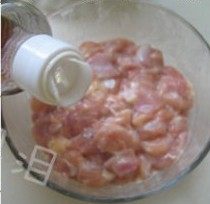 2、酱爆三丁,鸡丁中加入适量的盐、白胡椒粉、料酒、葱姜水、蛋清，充分用手抓匀，抓到汤汁都被鸡肉吸收了，然后放入干淀粉、香油抓匀。