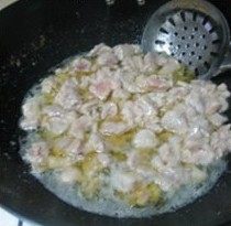 5、酱爆三丁,再放入腌制好的鸡丁炸制变色后捞出备用。