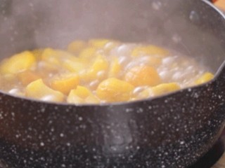 3、板栗饼,小锅内烧水,将去好皮的板栗倒入水中,煮大约 25 分钟将板栗煮面