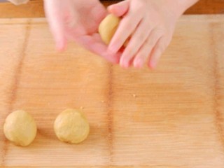 6、板栗饼,晾凉后,将板栗泥揉搓成圆形的小球后备用