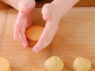 8、板栗饼,轻轻按压后,用手将溢出的栗子泥沿着饼干边缘推光滑,用饼干做的皮口感更酥松一些