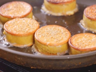 14、板栗饼,平底锅放入少许油,把板栗饼放入平底锅,中火即可