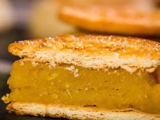 17、板栗饼,用饼干做的板栗饼,一口咬下去外皮酥的掉渣,板栗馅料软糯香甜,入口即化