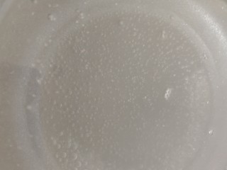 4、番茄丝瓜补钙粥,锅里加水，开大火烧煮