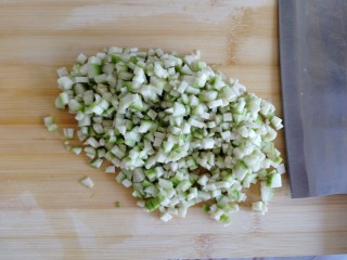 15、番茄丝瓜补钙粥,把丝瓜切成丁