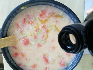 21、番茄丝瓜补钙粥,迅速搅拌均匀，至虾肉鸡蛋液黏稠，断生后关火，滴入几滴芝麻油