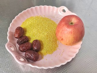 1、苹果小米粥,准备食材