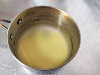 3、苹果小米粥,把小米倒入小锅中，加入清水