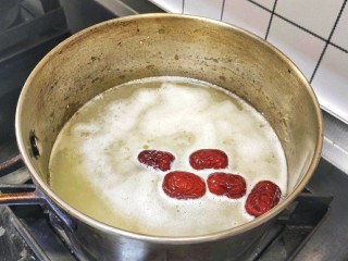 4、苹果小米粥,把红枣洗净，也放入锅中，把锅放炉灶上，开大火加热