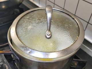 5、苹果小米粥,水沸腾后转小火，继续煮15分钟。