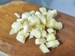 6、苹果小米粥,把苹果去皮后切成小丁