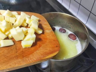 7、苹果小米粥,加入苹果