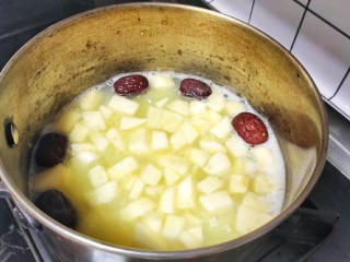 8、苹果小米粥,继续小火煮10分钟