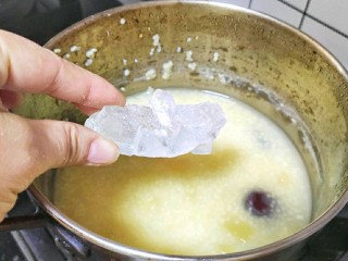 9、苹果小米粥,加入冰糖