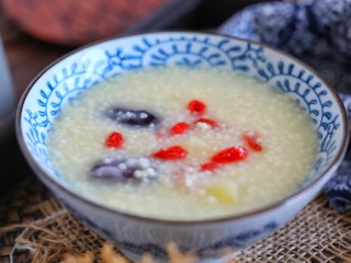 11、苹果小米粥,小火煮至冰糖全部融化，好吃的苹果小米粥就做好了。