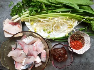 1、川香水煮鱼,准备材料如图。