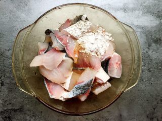 2、川香水煮鱼,将鱼片洗净，加入适量蒸鱼豉油、花椒油、料酒、淀粉拌匀腌制15-20分钟。