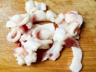 6、川香水煮鱼,五花肉切小长条。